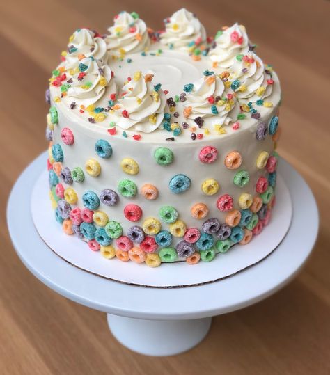 Fruit Loops Cake, Fruit Loop Cake, Funfetti Cake Design, June Birthday Cake, Cereal Cake, Cereal Birthday Party Theme, Cereal Themed Cake, Cereal Cakes Ideas, Cereal Themed Birthday Party