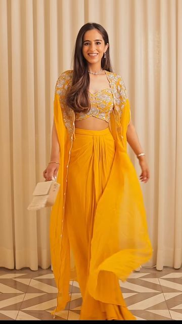 Brother Haldi Dress, Sangeet Look For Bride Sister, Sangeet Outfit For Guest, Haldi Indowestern Outfit, Haldi Mehendi Outfit, Latest Haldi Outfits, Haldi Outfits For Bridesmaid, Haldi Dress Ideas For Sisters, Sangeet Outfit Ideas