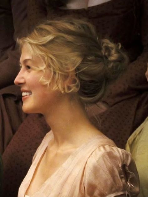 Color Characters, Kiera Knightly, Elizabeth Bennett, Pride And Prejudice 2005, Jane Austen Novels, Rosamund Pike, Fluffy Hair, Pride And Prejudice, Historical Fashion