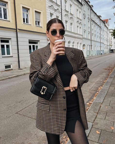 Oversized blazer fall colors Oversized Plaid Blazer Outfit, Macau Outfit, Plaid Blazer Outfit Women, Silhouette Outfits, Checkered Blazer Outfit, Oversized Blazer Outfits, Munich Fashion, Oversize Blazer Outfit, Brown Blazer Outfit