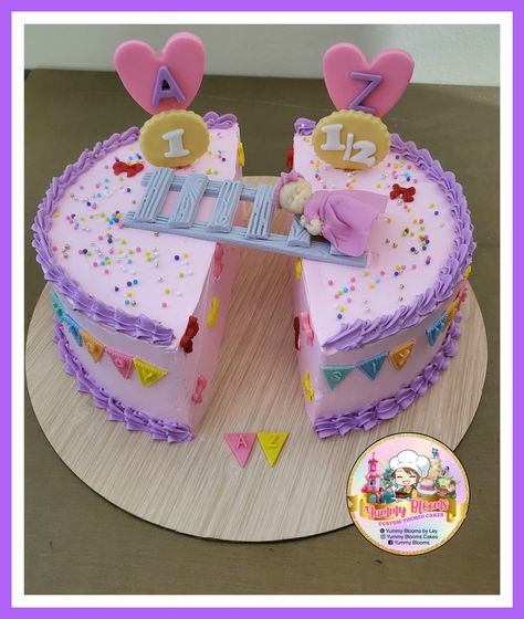 Birthmonthsary Cake for 6.months old 6 Month Decoration Ideas, Half Birthday Cake Design, Half Cake Design For Birthday, Half A Cake 6 Months, Half Month Birthday Decoration, 6 Months Cake Half Birthday, 6 Month Cake Ideas, 6 Month Baby Birthday Ideas, Half Month Birthday Cake