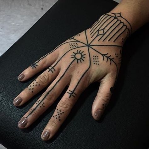 Lines and dots tattoo  Black tattoo of dots and lines on the right hand Festival Henna, Tattoo Dots, Tattoo Main, Berber Tattoo, Henne Tattoo, Fairy Woodland, Dot Tattoos, Handpoke Tattoo, Fairy Festival