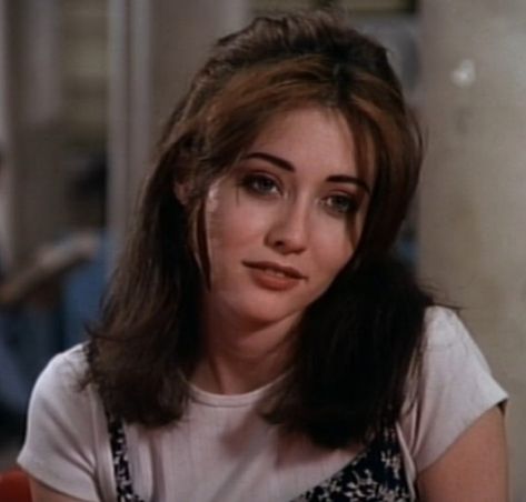 Shannon Doherty 90s Hair, Shannon Doherty 90s Beverly Hills 90210, Brenda 90210 Hair, Beverly Hills 90210 Aesthetic, Brenda Beverly Hills 90210, Brenda Walsh Hair, Beverly Hills 90210 Fashion, Beverly Hills 90210 Brenda, Brenda 90210