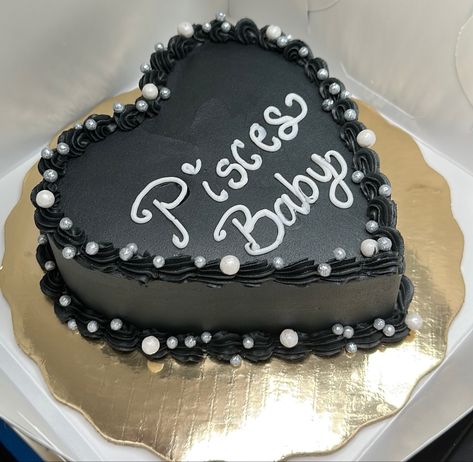 Pisces Bday Cake, Black Pisces Cake, Pisces Szn Cake, Pisces Queen Cake, Pisces Cake Ideas, Pisces Birthday Cake, Pisces Cake, Heart Cake Pisces, Heart Shaped Zodiac Cake