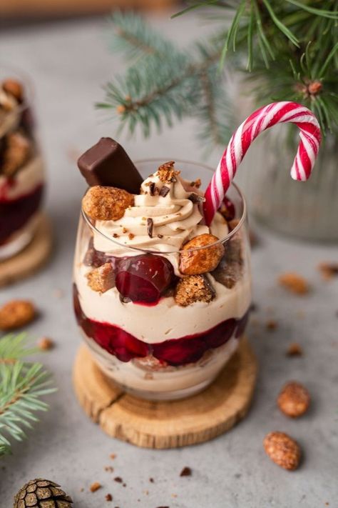 Mini Christmas Trifle, Christmas Afternoon Tea Ideas, Tiramisu Christmas, Christmas Day Desserts, Christmas Tapas, Christmas Tiramisu, Christmas Trifles, Mini Trifle Desserts, Christmas Parfait