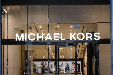 Display Visual Merchandising, Michael Kors Shop, Spring Window, Shop House Ideas, Shop House Plans, Shop Window Design, Shop Front Design, Time Life, Shop Window Displays