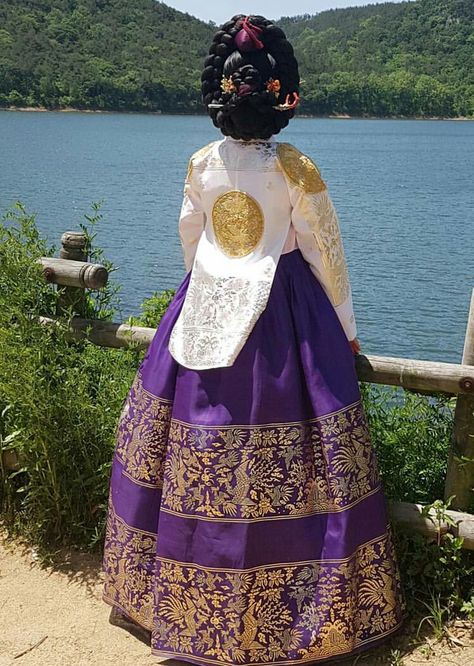 Hanbok Hanbok Traditional Royal, Queen Hanbok, Asian Hair Ornaments, Hanbok Traditional, Korean Accessories, Korean Traditional Dress, Culture Clothing, Korean Hanbok, Korean Ulzzang