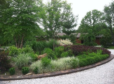 Circle Driveway Landscaping, Hamptons Garden Landscaping, Hamptons Garden, Landscaping Patio, Circle Driveway, Hampton Garden, Flower Bed Borders, Front Gardens, Front Garden Landscape