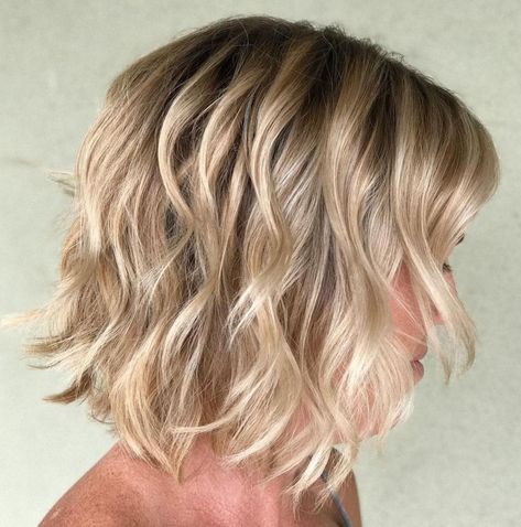 Shaggy Blonde Bob for Fine Hair Dishwater Blonde, Κούρεμα Bob, Wavy Bob Haircuts, Bob Haircut For Fine Hair, Bob Hairstyles For Fine Hair, Short Blonde, Haircuts For Fine Hair, Blonde Bobs, Short Blonde Hair