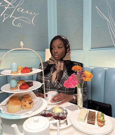 Breakfast At Tiffanys Aesthetic, Headscarf Aesthetic, Tea Time Outfit, Breakfast At Tiffany's Aesthetic, Classy Black Women, Pastries Aesthetic, London Aesthetic Outfits, Modern Tea Party, Classy Brunch