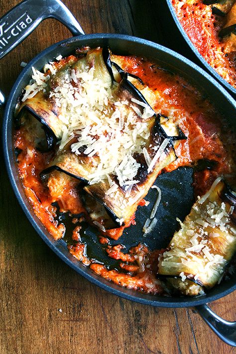 involtini, one down Eggplant Involtini, Tomato Sauce Recipe, Vegetarian Entrees, Homemade Tomato Sauce, Asiago, Eggplant Recipes, Delicious Vegetarian, Ricotta, Eggplant