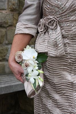 Mob Flower Ideas, Flowers Mother Of The Bride, Mothers Flowers For Wedding, Mother Of Bride Flowers Ideas, Flowers For Mother Of The Bride, Mother Of Bride Flowers, Mother Of The Bride Flowers, Clutch Bouquet, Body Flowers