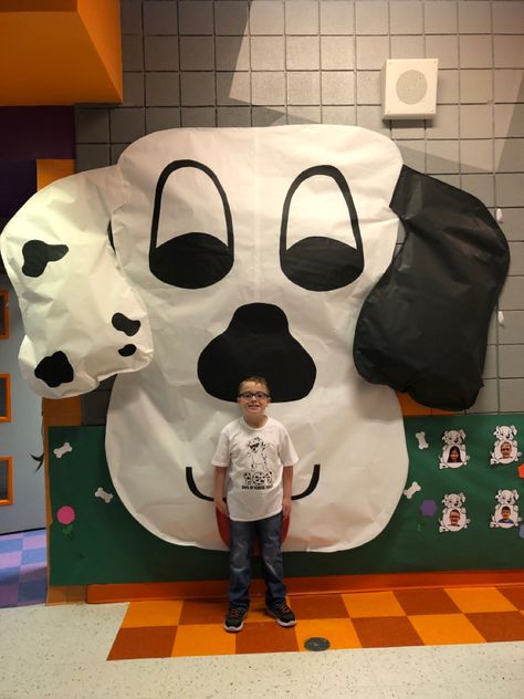 Giant stuffed dog head, over 8.5 feet tall. Made with bulletin board paper, stuffed with scrap paper and bubble wrap. Dog Bulletin Board, 101st Day Of School, Character Day Ideas, Book Character Day, Bulletin Board Paper, Famous Dogs, Classroom Signs, Giant Dogs, Classroom Bulletin Boards