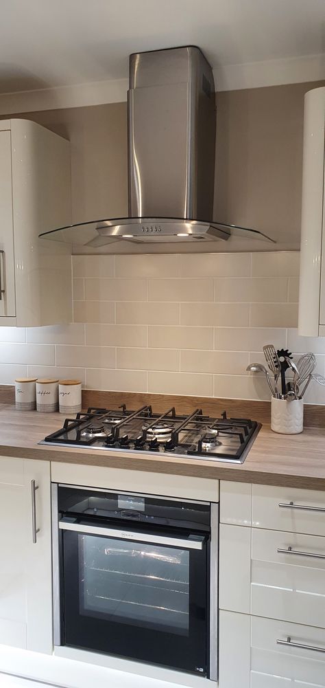 Shaker Kitchen With Wooden Worktop, White Kitchen With Oak Worktop, White Gloss Kitchen Wood Worktop, Cream Kitchen Wooden Worktop, Beige Shaker Kitchen, Cream Cottage Kitchen, White Kitchen Wooden Worktop, Cream And Oak Kitchen, Kitchen Wooden Worktop