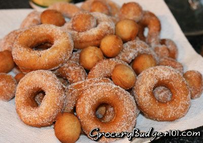 Buneolos, also known as mexican donuts are popular for their delicious, melt in your mouth flavor. These soft, cake like spiced doughnuts are easy to make. Mexican Donuts, Soft Cake, Healthy Donuts, Oatmeal Cookie Recipes, Mexican Dessert, Doughnut Recipe, South Of The Border, Dessert Appetizers, Donut Recipes