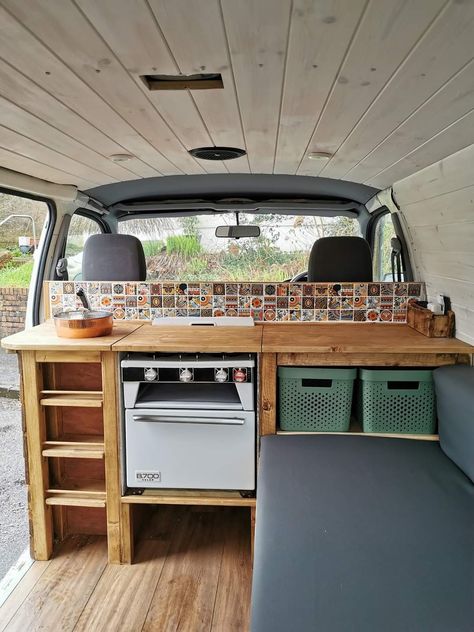 Omgebouwde Bus, Minivan Camper Conversion, Kombi Motorhome, Lake House Food, Boat Food Ideas, Kombi Home, Van Conversion Interior, Campervan Life, Build A Camper Van