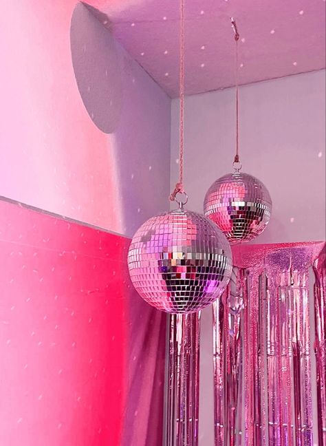 Pink Mirrorball Aesthetic, Pink And Disco Ball Decor, Pink Disco Decor, Pink Disco Ball Aesthetic, Pink Disco Aesthetic, Pink Maximalism, Birthday Ideas Balloons, Pink Mirrorball, Girly Pop Aesthetic