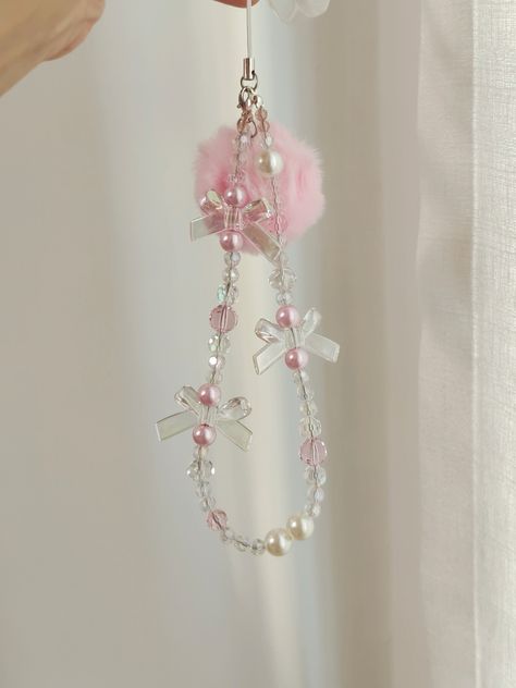 Fluffy little pink ball phone strap Aesthetic Phone Strap, Diy Phone Strap, Phone Charms Diy, Beads Craft Kids, Ethereal Jewelry, Diy Phone Case Design, Diy Jewelry Set, Manik Manik, Beautiful Beaded Jewelry