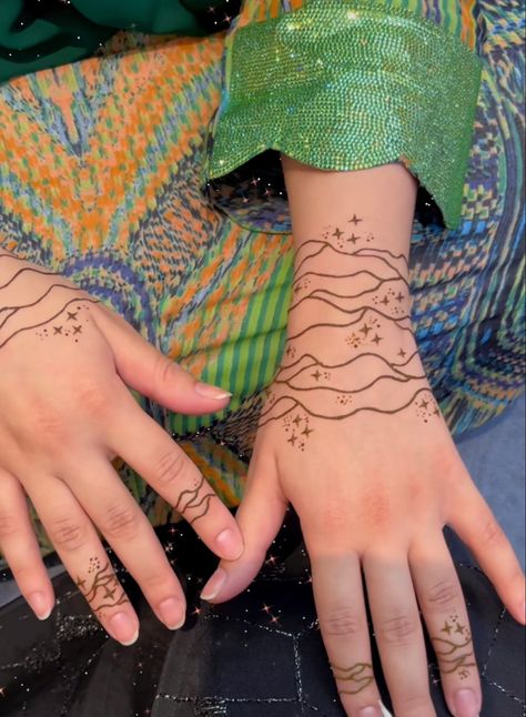 Arabic Simple Henna, Henna Designs Arabic, Minimalist Henna, Minimal Mehendi, Types Of Tattoos, Eid Vibes, Traditional Henna Designs, Back Hand Henna, Ramadan Henna