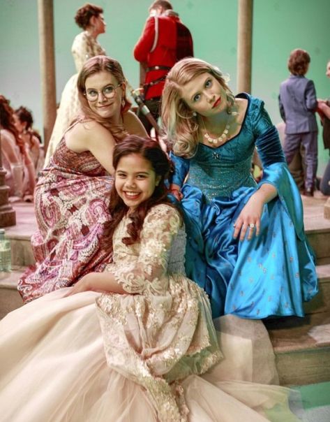 Tiera Skovbye, Alison Fernandez & Rose Reynolds Ouat Season 7, Tiera Skovbye, Ouat Funny, Once Upon A Time Funny, Ouat Cast, Once Up A Time, Captain Swan, Disney Funny, Couples Costumes