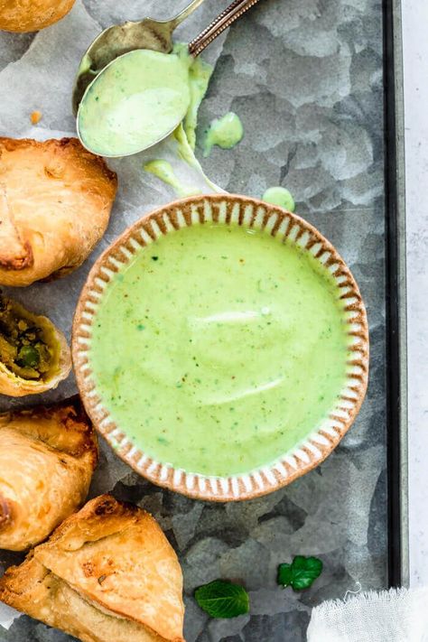 5 minutes Easy Indian mint sauce to serve with popadoms and appetizers - just like the ones from your favorite Indian restaurant. Samosa Sauce, Indian Mint Sauce, Mint Sauce Recipe, Indian Sauces, Mint Yogurt, Samosa Recipe, Indian Dinner, Mint Sauce, Mint Recipes