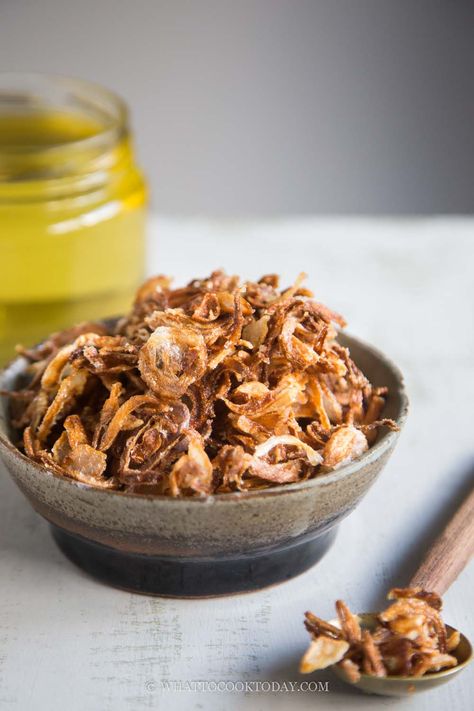 How To Make Asian Crispy Fried Shallots (Bawang Goreng) and Shallot Infused Oil Shallot Recipes, Food Videography, Cooks Air Fryer, Infused Oil, Asian Kitchen, Fried Shallots, Vegetarian Entrees, Chinese Recipes, Infused Oils