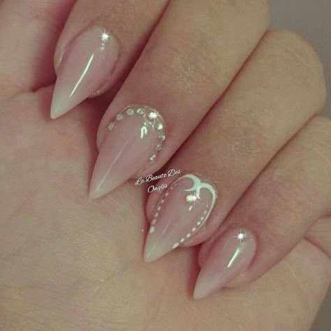 Arrow Acrylic Nails, Short Arrow Nails, Short Mountain Peak Nails, Mountain Peak Nails Designs, Short Pointy Nails Designs, Short Stelltos Nails, Pointy Short Nails, Mini Stiletto Nails, Arrowhead Nails