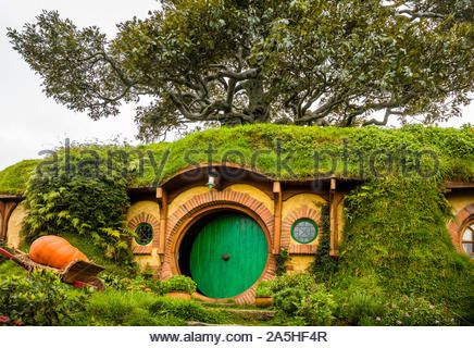 Bag End Hobbiton, Hobbit Holes, Hobbit Movie, Bag End, The Hobbit Movies, Store Window Display, Hobbit Hole, Drawing Bag, Movie Set