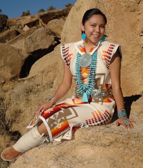 Native American Jewelry Navajo Women, Native American Shirts, Native American Dress, Native Dress, Native American Clothing, Estilo Hippie, Pow Wow, Native American Culture, Native American Fashion