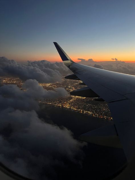 Sunset flight Aesthetic Flight Pics, Flights Aesthetics, Flight Sunset, Flight Aesthetic, Sunset Flight, Airplane Aesthetic, Plane View, Traveling Aesthetic, Plane Photos