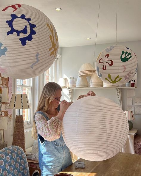 Post Grad Apartment, Lamp Shade Crafts, Ny Apartment, Painting Lamp Shades, Kids Bedroom Inspiration, Secret Home, Post Grad, Craft Kids, Paper Lantern