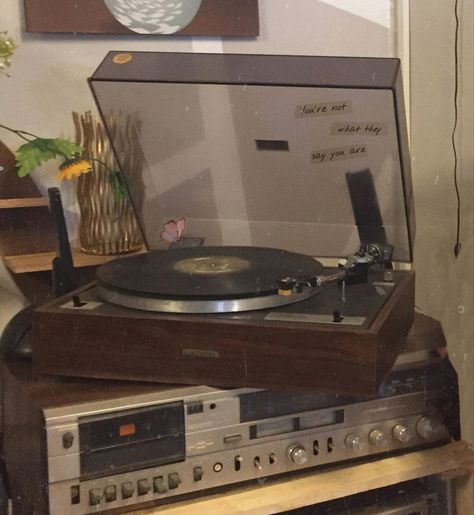 retro/ vintage music player Vintage Vinyl Aesthetic, Old Record Player Aesthetic, Vintage Record Player Aesthetic, Vinyl Player Aesthetic, 70s Record Player, Vinyl Record Player Aesthetic, Retro Music Aesthetic, Vinyl Player Setup, Music Player Aesthetic