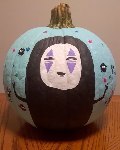 No Face painted pumpkin from Spirited Away! Decorating with Studio Ghibli is a great choice for Halloween! Pumpkin Painting Anime, Studio Ghibli Pumpkin Painting, Naruto Pumpkin Painting, Pumpkin Painting Ideas Anime, No Face Pumpkin, Anime Pumpkin Painting, Anime Pumpkin Painting Ideas, Studio Ghibli Pumpkin, Coraline Pumpkin Painting