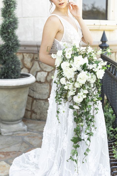 Wedding Bouquet Unique, Bouquet Unique, Unique Wedding Bouquet, Greenery Wedding Bouquet, Cascading Wedding Bouquets, Wedding Bouquets Bride, Bouquet Inspiration, Unique Bouquet, White Bridal Bouquet