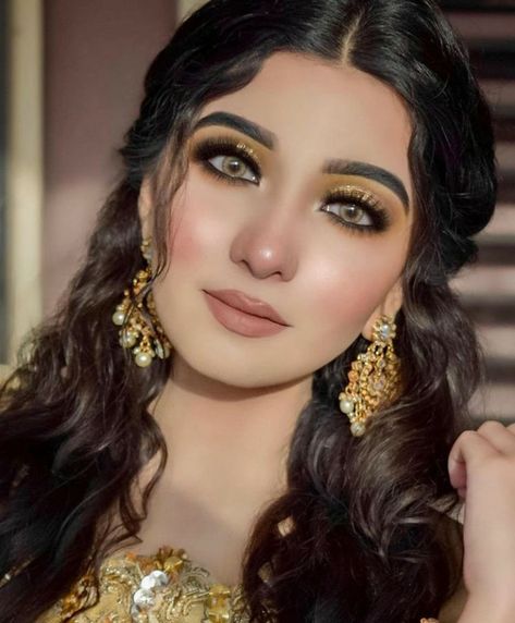 Pakistani Makeup Looks, Eid Makeup Look, Indian Makeup Looks, Pakistani Makeup, The Art Of Seduction, Eyeliner Techniques, Party Makeup Looks, Pakistani Bridal Makeup, Trending Hair