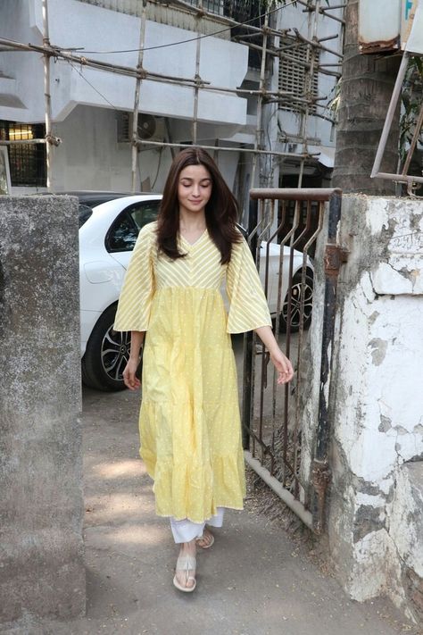 Alia Bhatt In Kurti, Alia Bhatt Indian Wear Kurtis, Alia Bhatt Salwar, Alia Bhatt Suits, Alia Bhatt Kurti, Alia Bhatt Casual Outfit, Alia Bhatt Fashion, Alia Bhatt Indian Wear, Alia Bhatt Style