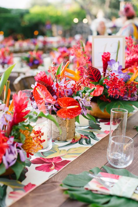 Tropical tablescape Lua Party, Bali Elopement, Tropical Table Runners, 21 Dinner, Tropical Table, Tropical Wedding Inspiration, Wedding Motifs, Sandals Wedding, Fiesta Tropical