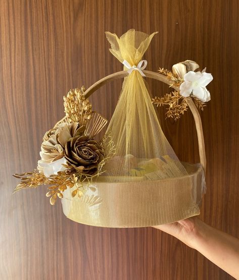 Add a touch of elegance to your gifting with our velvet round baskets, beautifully adorned in gold and white floral decor ✨ The perfect blend of sophistication for any occasion! #HumsaDecor #ElegantGifting #FloralLuxury#chennai#gifting ideas#luxurygifting#goldaccents#chennai#tamilnadu White Floral Decor, Round Basket, Gift Hampers, Elegant Decor, Gift Decorations, Elegant Gift, Floral Decor, Gift Baskets, Diy Gift