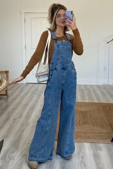 Blue Overalls Outfit Winter, Courderoy Overalls Outfits Women, Cute Jean Overalls, Denim Flare Overalls Outfit, Unbuttoned Overalls Outfit, Overalls And Heels Outfits, Demin Overalls Outfit, Cute Overalls For Women, Cargarte Overalls Outfit