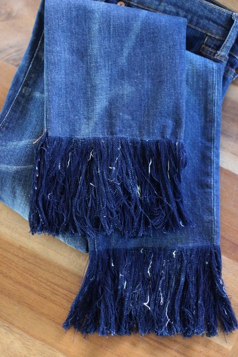 frayeddenim10 Frayed Jeans Diy, How To Rip Your Jeans, Jean Diy, Fringe Hem Jeans, Diy Pants, Fringe Jeans, Denim Art, Denim Projects, Repurposed Clothing