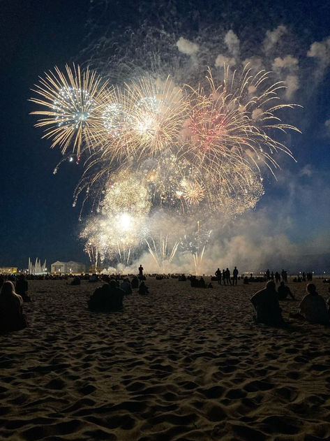 Fireworks On The Beach Aesthetic, Summer The Oc Aesthetic, Dunkirk Aesthetic, New Year’s Eve Aesthetics, New Year Eve Picture Ideas, New Year’s Eve Aesthetic, New Years Eve Aesthetic, Nye Aesthetic, Summer The Oc