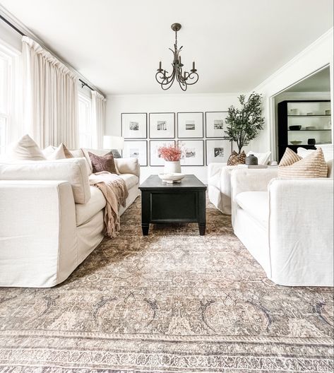 Living room with a white couch and two white linen accent chairs facing each other. Sitting Room Layout, Luxury Houses Interior, Room Couch Ideas, Living Room Couch Ideas, Sitting Room Ideas Cozy, Couch Ideas, Houses Interior, Sitting Room Design, Black And White Living Room