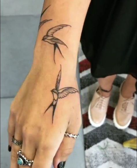 Tattoo Main, Boys With Tattoos, Petit Tattoo, Bird Tattoo, E Tattoo, Arrow Tattoos, Dream Tattoos, Piercing Tattoo, Mini Tattoos