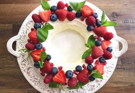 This Chocolate Ripple Cake Christmas Wreath is a festive twist on an old favourite. Perfect for Christmas get together and of course Christmas Day. Christmas Chocolate Ripple Cake, Choc Ripple Christmas Wreath, Chocolate Ripple Cake Ideas, Chocolate Ripple Wreath Cake, Chocolate Ripple Cake Christmas, Christmas Ripple Cake, Choc Ripple Cake Christmas, Lamington Wreath, Christmas Cheesecake Decoration