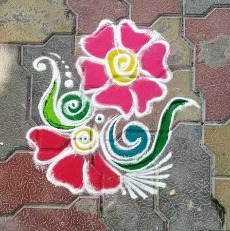 Rangoli On Rough Surface, White Rangoli, Floral Rangoli, Navratri Rangoli, Floral Design Drawing, Rangoli Designs For Competition, Easy Rangoli Designs Videos, Border Rangoli, Muggulu Designs