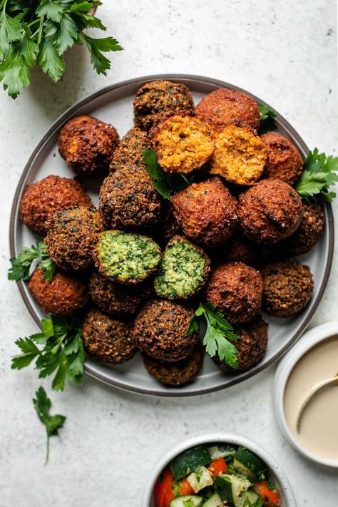 Falafel Sauce Recipe, Cucumber Sauce Recipe, Homemade Falafel Recipe, Gluten Free Falafel, Vegan Falafel Recipe, Falafel Balls, Homemade Falafel, Falafel Mix, Falafel Salad