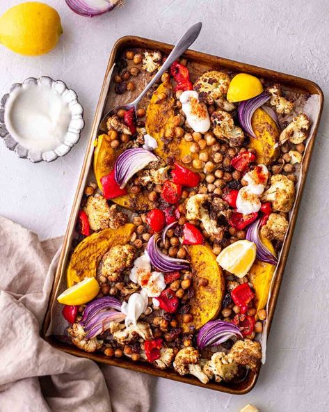 Moroccan vegetable tray bake https://www.rainbownourishments.com/moroccan-vegetable-tray-bake/ Baked Sausage, Grilled Broccolini, Moroccan Vegetables, Healthy Vegan Dinner, Spiced Cauliflower, Coconut Muffins, Vegan Baked, Vegetable Tray, Tray Bake