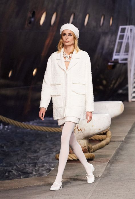 Moda Chanel, Chanel Fashion Show, Mode Chanel, Chanel Cruise, White Tights, Cruise Collection, Resort Fashion, Chanel Haute Couture, Chanel Official