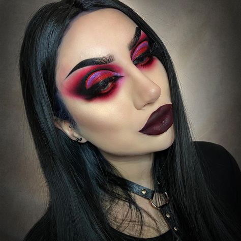 Sammy Jo on Instagram: “Excuse the hair dye stains 😳😳 Eyes @lovelace_cosmetics Drink from me and live forever palette @kvdveganbeauty Outlaw everlasting lipliner…” Edgy Makeup Looks, Vampy Makeup, Punk Makeup, Flawless Makeup Application, Alt Makeup, Alternative Makeup, Edgy Makeup, Goth Makeup, Creative Eye Makeup