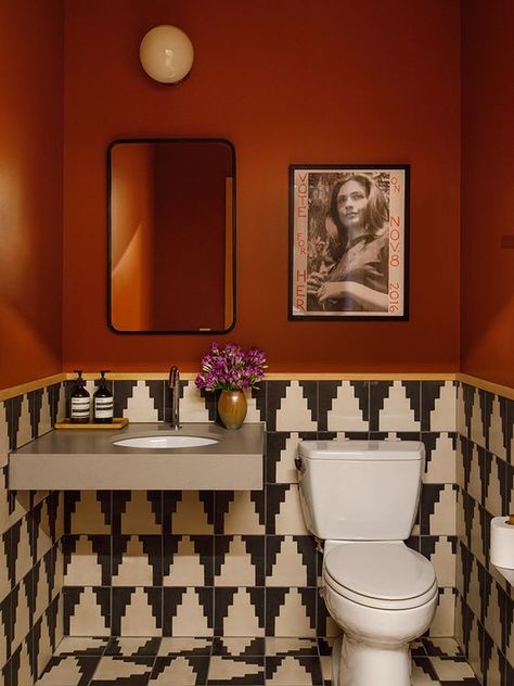 Eclectic Restroom, Small Eclectic Bathroom, Eclectic Toilet, Small Funky Bathroom Ideas, Bathroom 70s, Funky Toilet, Eccentric Bathroom, Funky Bathroom Ideas, 70s Bathroom